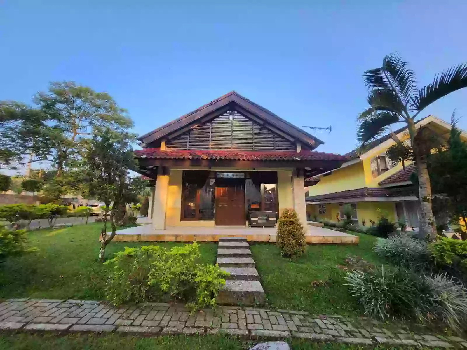 Villa samping